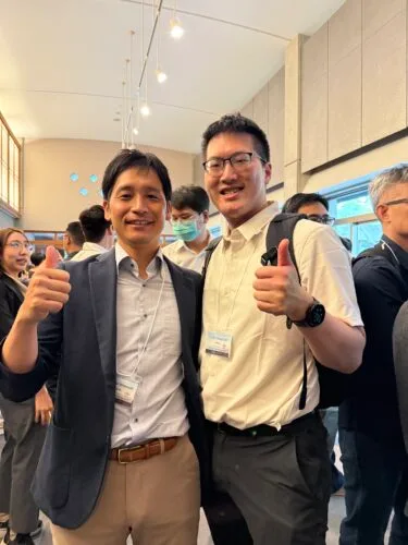MSK 超音波亞洲會議會場，兩位與會醫師比出大拇指合影
