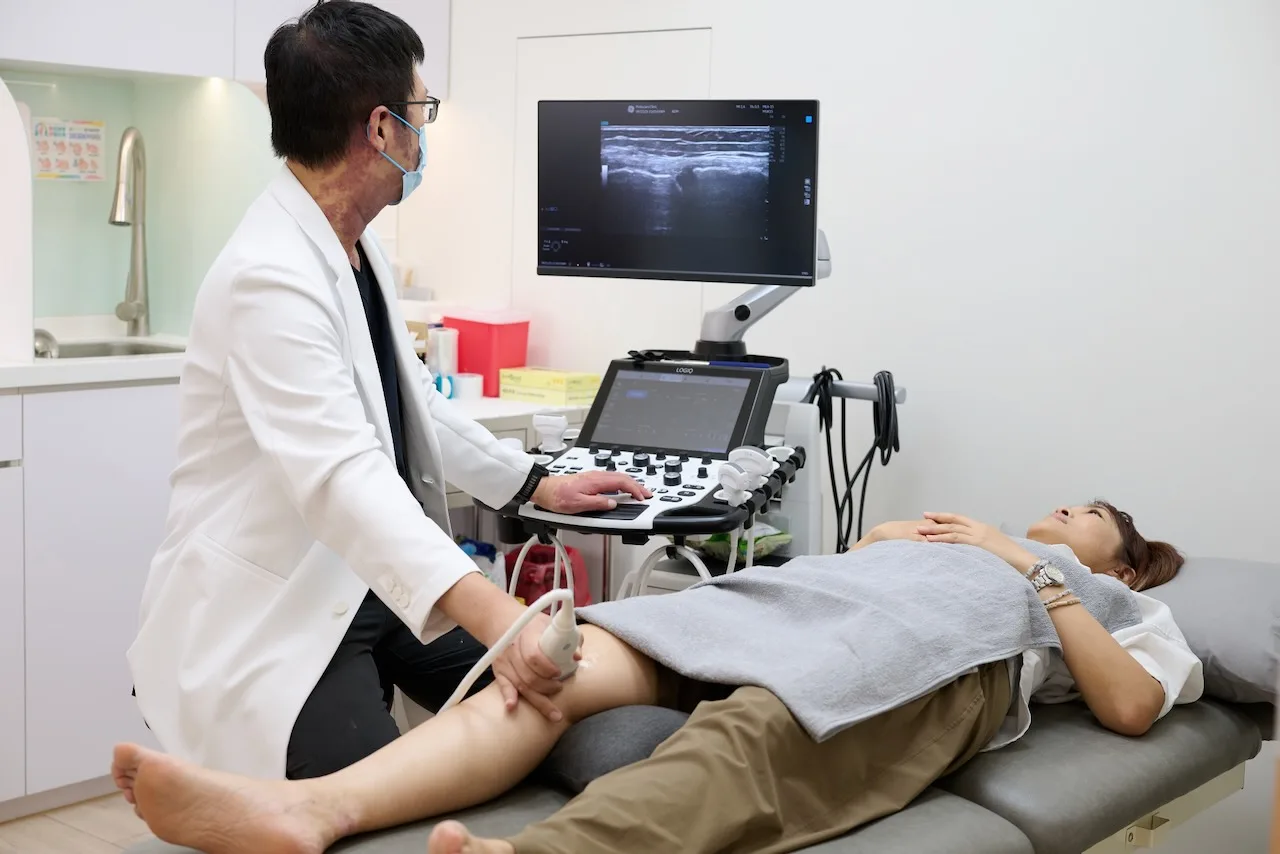 髖部檢查:廖偉成醫師手持超音波探頭掃描患者下肢