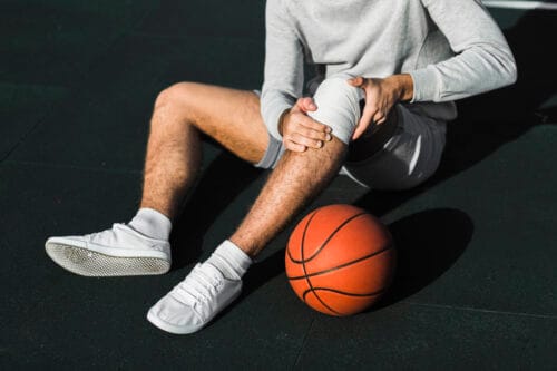 unrecognisable-player-applying-bandage-knee 跑者膝(PFPS)