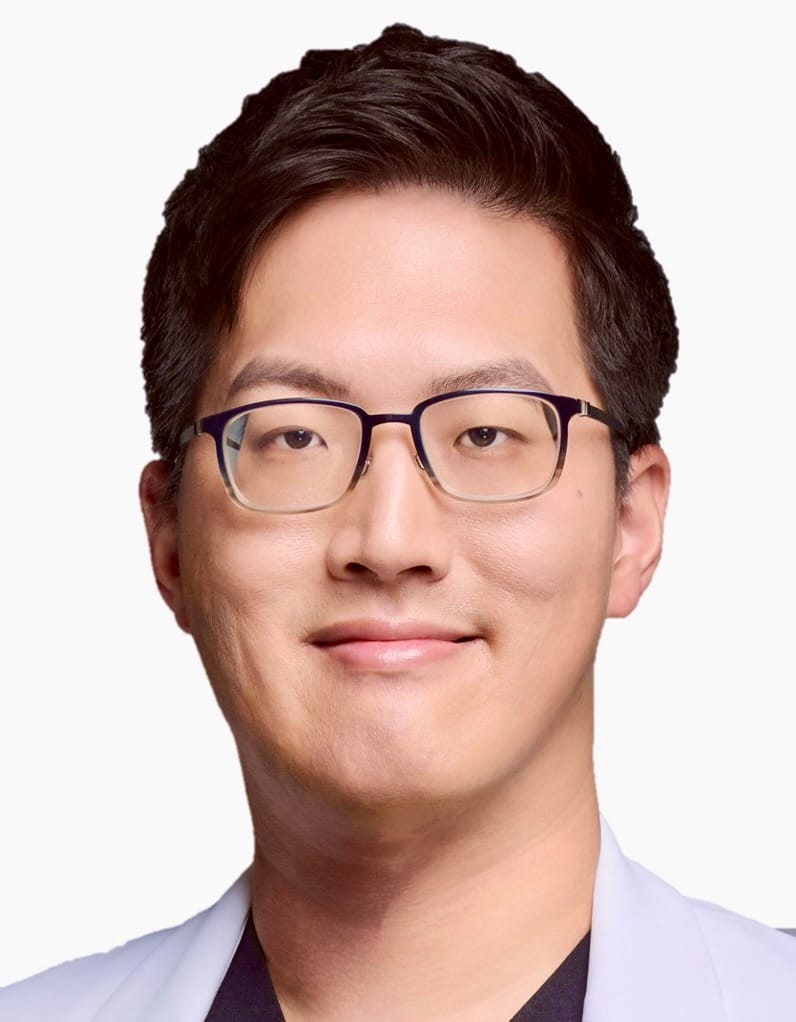 普羅診所院長廖偉成醫師，復健科專科醫師，專長疼痛醫學與再生治療