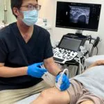 復健科醫師使用超音波導引,為膝關節退化患者進行注射治療