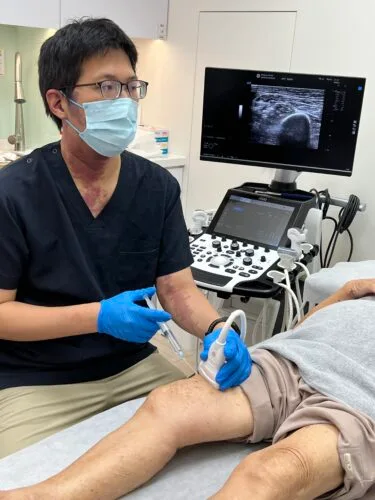 復健科醫師使用超音波導引，為膝關節退化患者進行注射治療