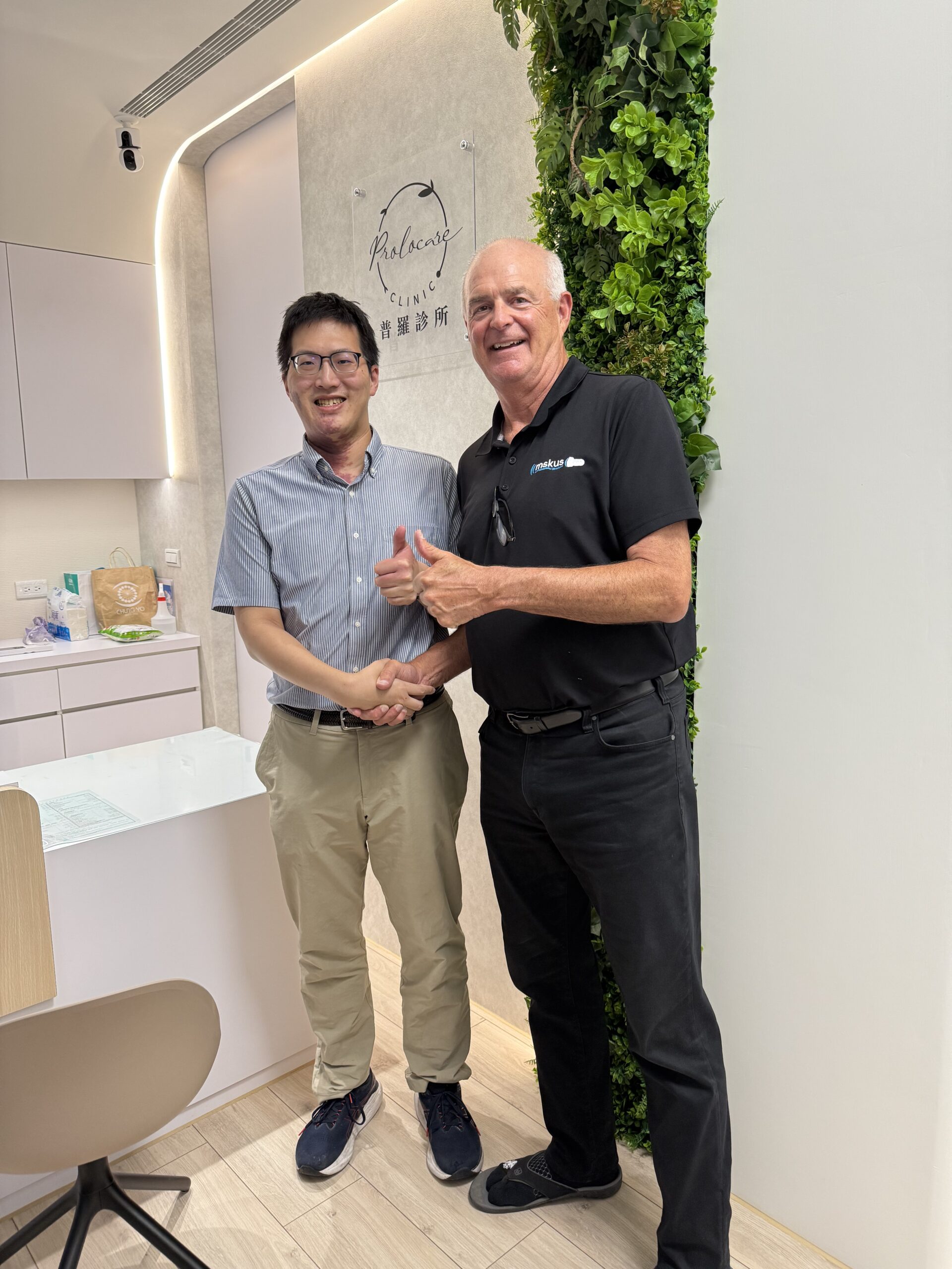 廖偉成醫師與骨骼肌肉超音波教學講師 Tom Clark 於普羅診所合影