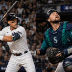 洋基隊 Aaron Judge 揮棒後的軀幹旋轉姿勢與水手隊捕手 Cal Raleigh 蹲捕抬頭追球，兩人 2026 年球季分別因右側第一肋骨壓力性骨折與右側腹斜肌拉傷缺陣