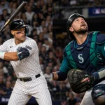 洋基隊 Aaron Judge 揮棒後的軀幹旋轉姿勢與水手隊捕手 Cal Raleigh 蹲捕抬頭追球，兩人 2026 年球季分別因右側第一肋骨壓力性骨折與右側腹斜肌拉傷缺陣
