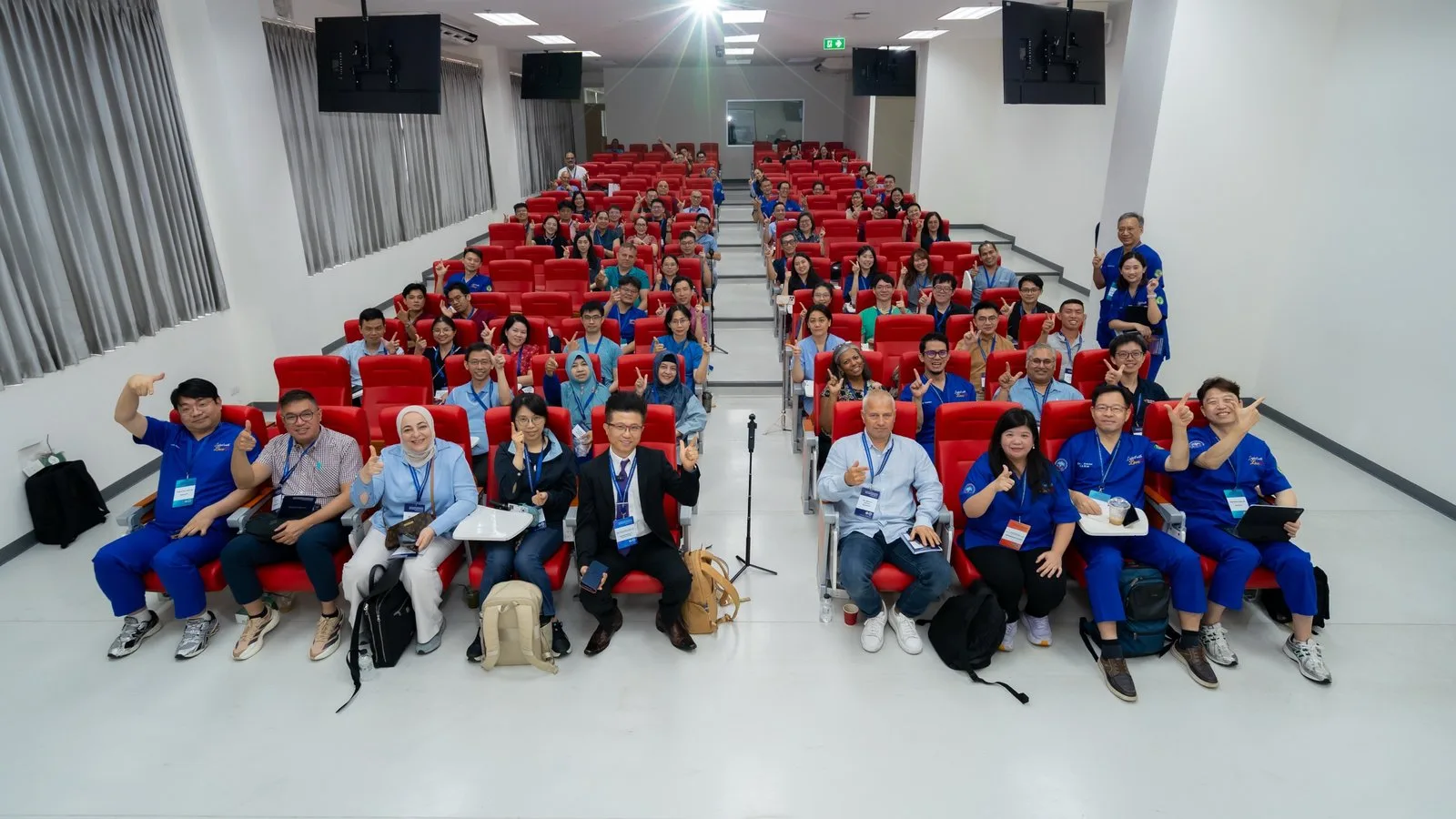 課程學員在階梯教室合影，前排中央為講師 Stanley Lam 醫師。