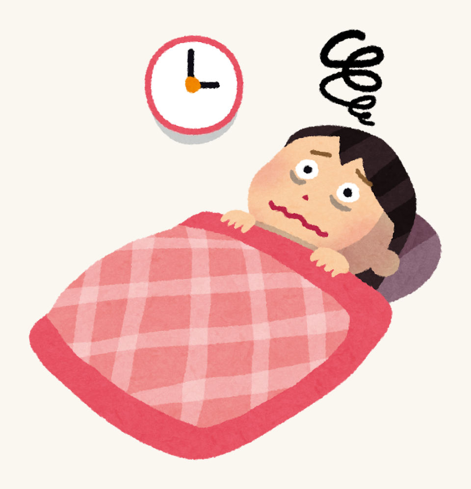 夜裡躺在被窩中睜著眼睛睡不著的女性插圖,牆上掛著時鐘