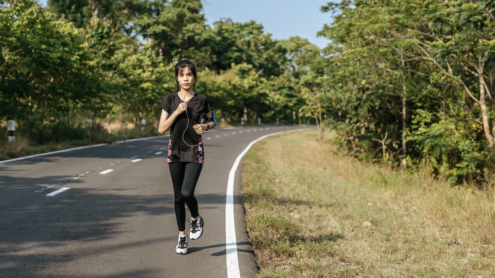 跑者在平坦的道路上跑步
