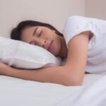枕頭高度:側躺在床上、頭靠著枕頭睡覺的成人