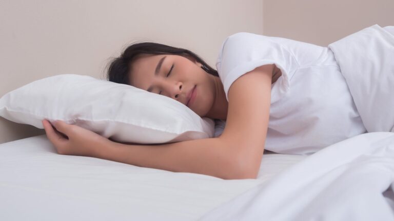 枕頭高度怎麼選?睡醒脖子痛、睡姿與落枕的調整原則